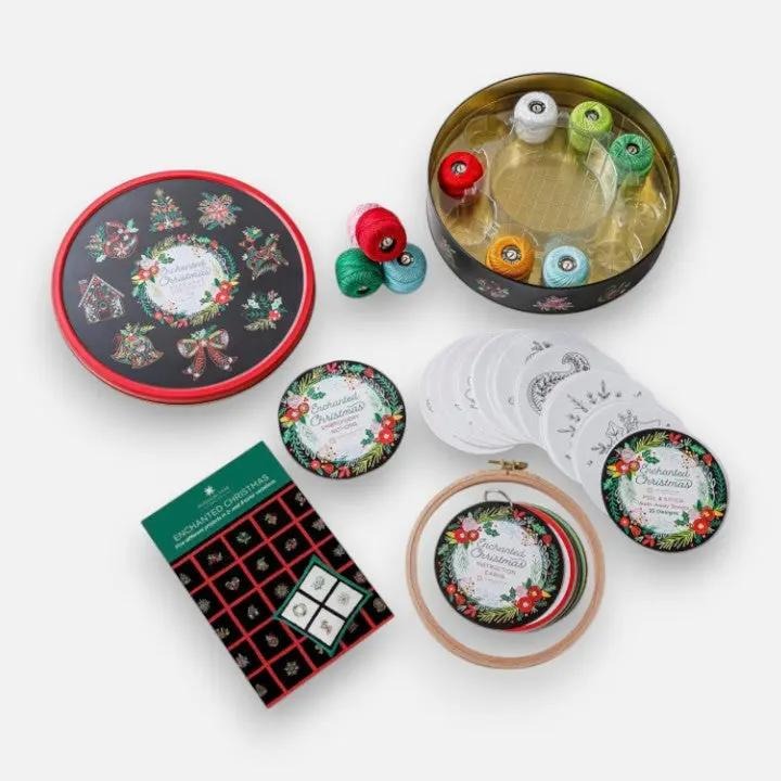 ChristmasEmbroidery - Enchanted Christmas Stickerei-Set – Edles Weihnachtsstick-Set mit Garn, Vorlagen und Holzrahmen