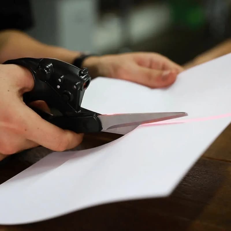 LaserScissors - Professionelle Schere mit Laserführung – Präzisionsschere für Stoff, Papier & Karton