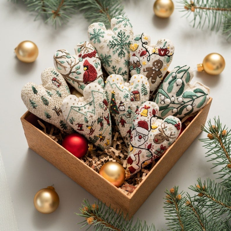 EmbroideryHeart - DIY-Weiachtsherz-Stickerei-Set – Kreativehn Aktivität vor Weihnachten [8er Set]