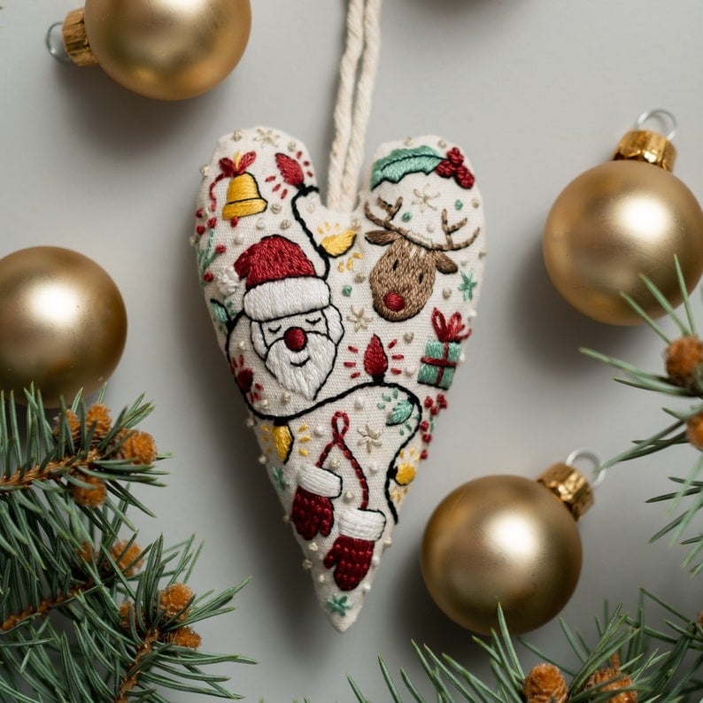 EmbroideryHeart - DIY-Weiachtsherz-Stickerei-Set – Kreativehn Aktivität vor Weihnachten [8er Set]