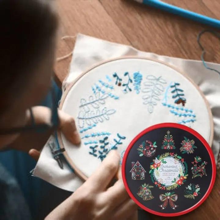 ChristmasEmbroidery - Enchanted Christmas Stickerei-Set – Edles Weihnachtsstick-Set mit Garn, Vorlagen und Holzrahmen