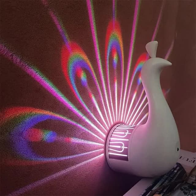 PeacockLamp - Pfauen-Design Wandleuchte — Sanftes, farbenfrohes Licht fürs Babyzimmer