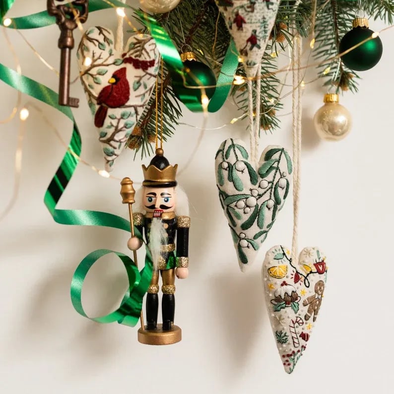 EmbroideryHeart - DIY-Weiachtsherz-Stickerei-Set – Kreativehn Aktivität vor Weihnachten [8er Set]