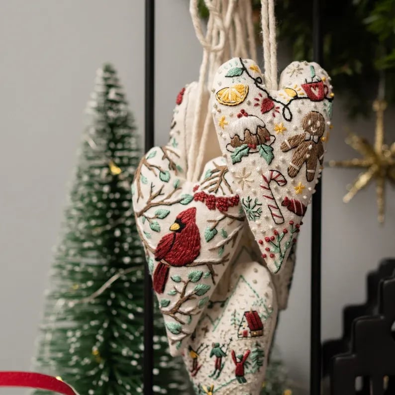 EmbroideryHeart - DIY-Weiachtsherz-Stickerei-Set – Kreativehn Aktivität vor Weihnachten [8er Set]