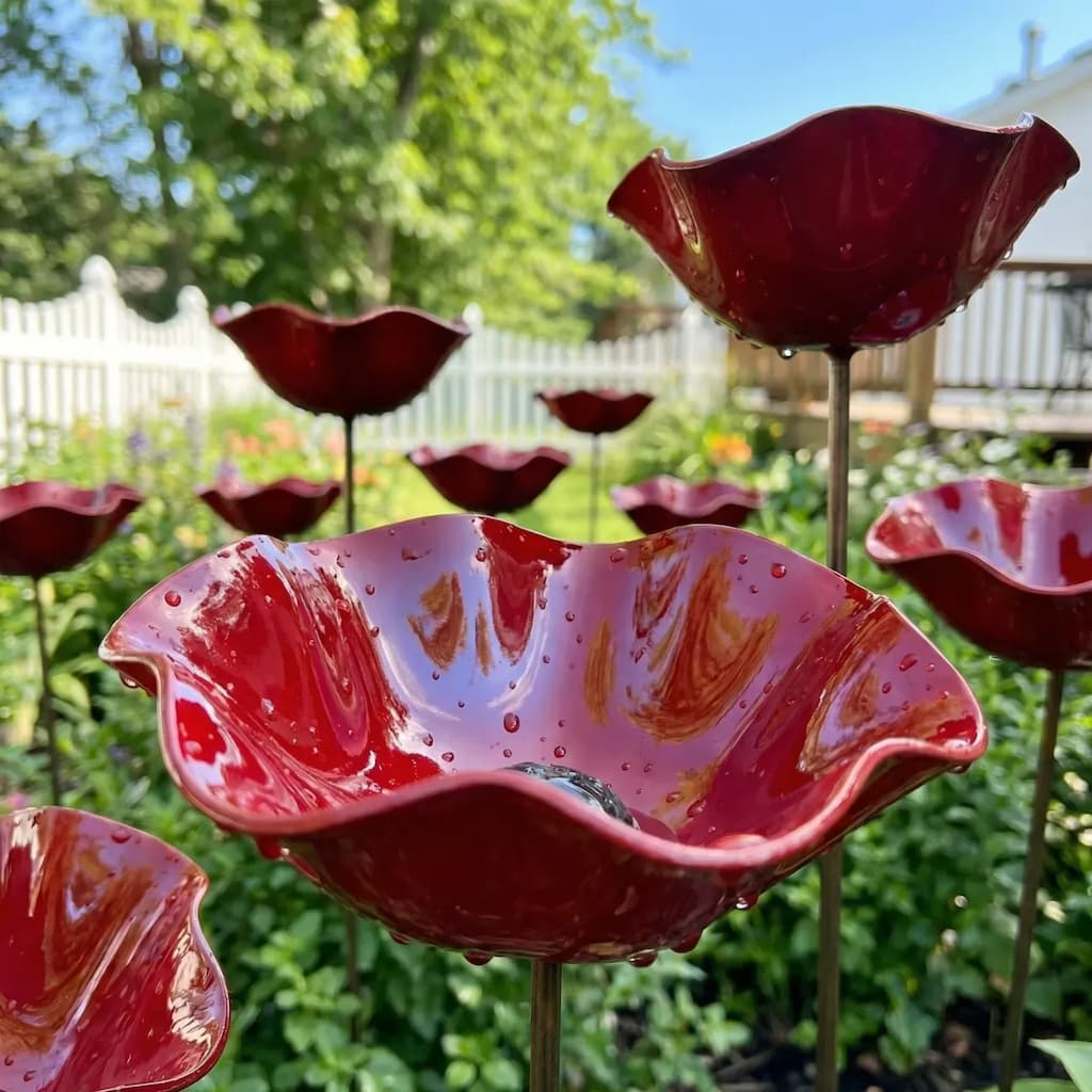 Flower Bath - Blumenförmige Metallskulptur für den Garten, die Vögel und Insekten anzieht