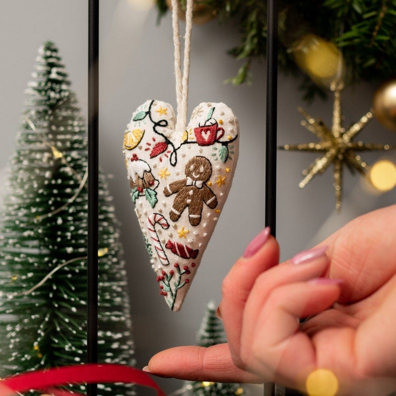 EmbroideryHeart - DIY-Weiachtsherz-Stickerei-Set – Kreativehn Aktivität vor Weihnachten [8er Set]